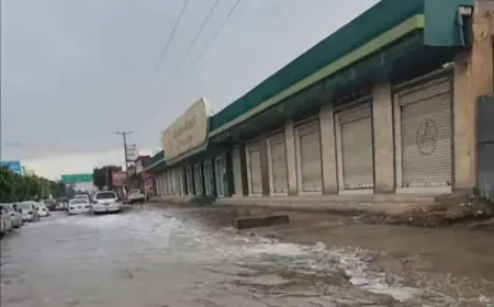 السيول تغرق اهم شارع في صنعاء قبل قليل