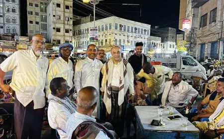 ظهور مفاجئ لرئيس الحكومة اليمنية السابق سالم بن بريك في أحد مقاهي المكلا