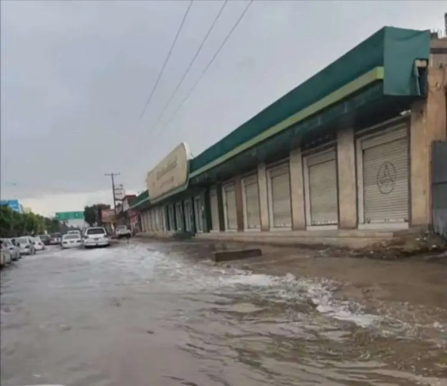 السيول تغرق اهم شارع في صنعاء قبل قليل